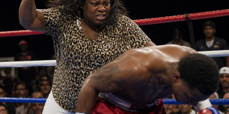 La madre que intervino en una pelea de boxeo profesional: una reacción inesperada
