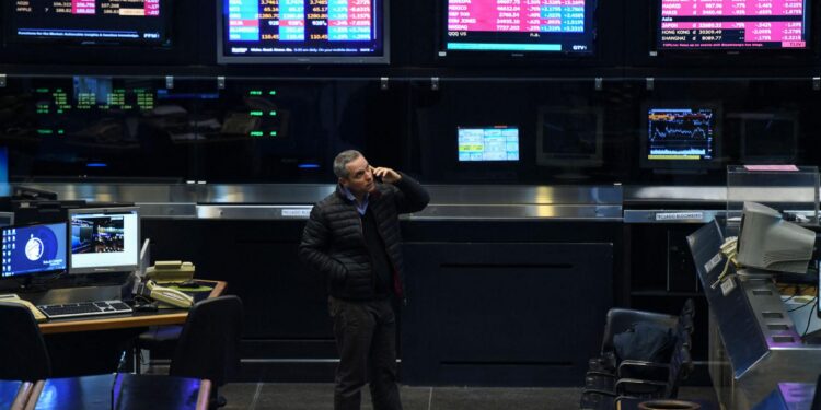 Acciones argentinas vuelven a caer tras un inicio positivo